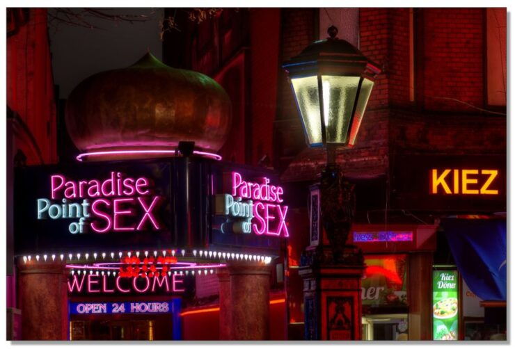 Hamburg: St. Pauli Red Light District Tour - Experience