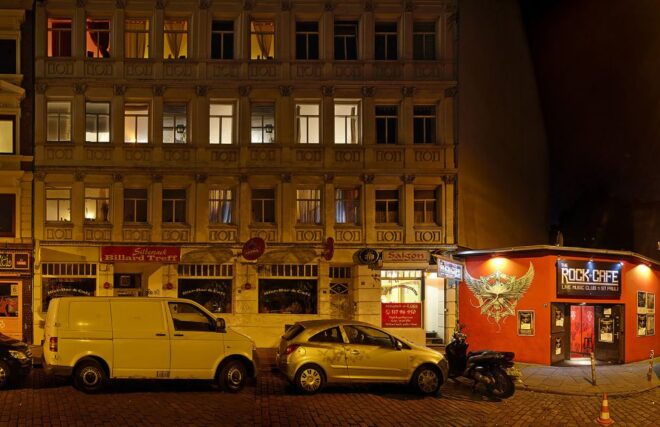 Hamburg: St. Pauli Tour of the Reeperbahn - Explore Famous Landmarks and Establishments