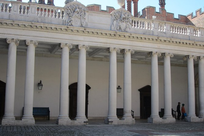 Hampton Court Palace 3hr Tour: Henry VIIIs & William IIIs Intriguing Palaces - What To Expect