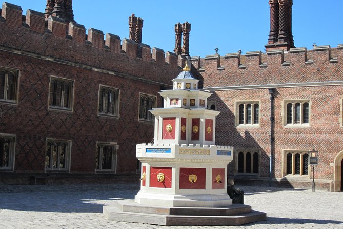 Hampton Court Palace 3hr Tour: Henry VIIIs & William IIIs Intriguing Palaces - Highlights