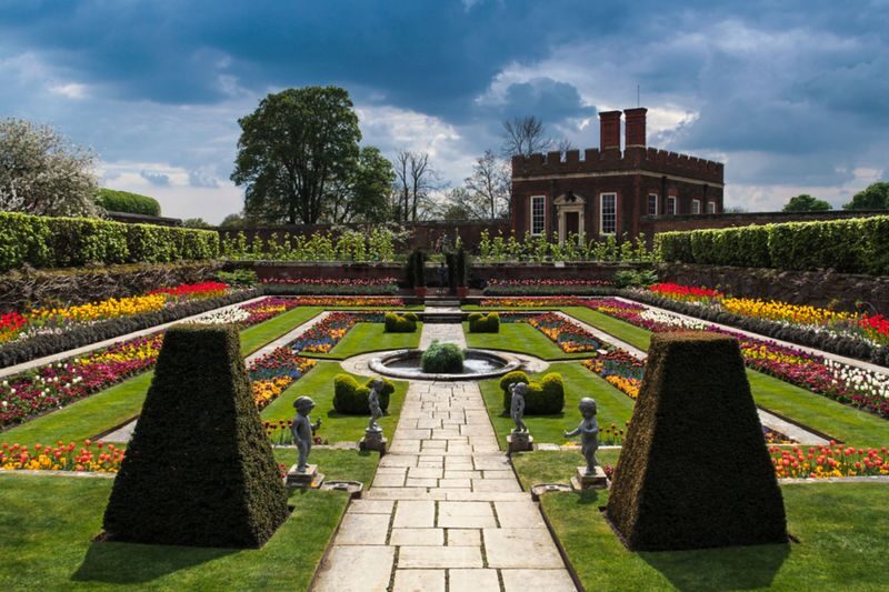 Hampton Court Palace and Gardens Ticket - Make the scale work in your favor