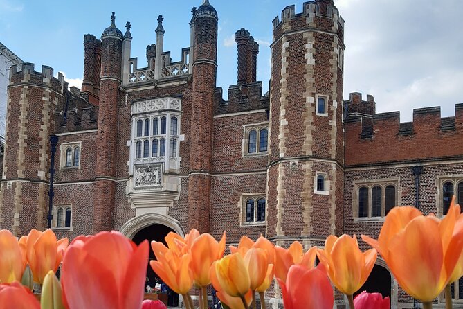 Hampton Court Palace Private Tour With an Accredited Expert Guide - Inclusions and Meeting Point