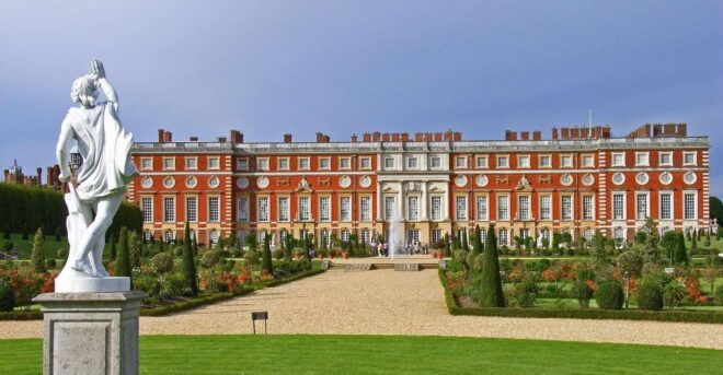 Hampton Court Palace Private Tour With Fast Track Entry - Description of the Palace