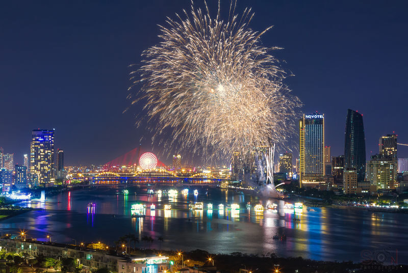 Han River by Night by Phu Quy Cruise in Da Nang - Music, dancing, and a little karaoke