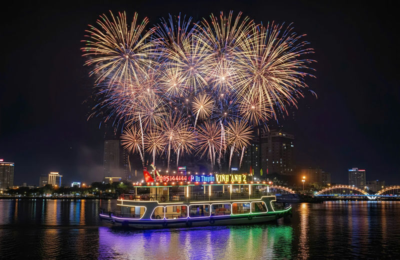 Han River by Night by Vinh Anh Cruise in Da Nang - A short ride with a light onboard program