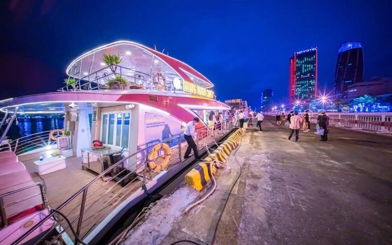 Han River Night Cruises By Dragon Cruise - The boat, seating, and onboard atmosphere