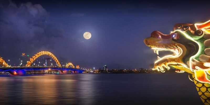 Han River Night Cruises By Tau Rong Song Han - A night ride through central Da Nang