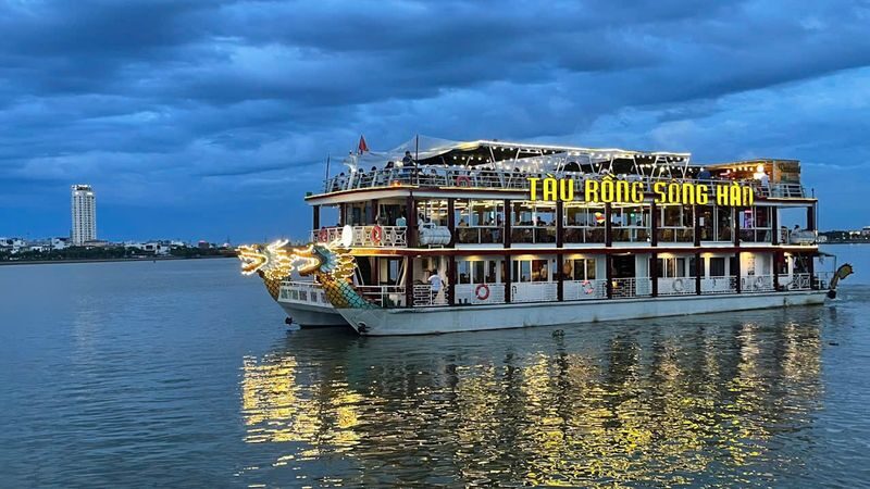 Han River Night Cruises By Tau Rong Song Han - Music, dance and the boat itself