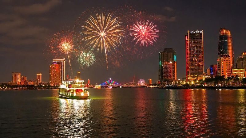 Han River Sightseeing and Dining Experience on 4U Cruise in Da Nang - Da Nang’s bridges look different from the Han River