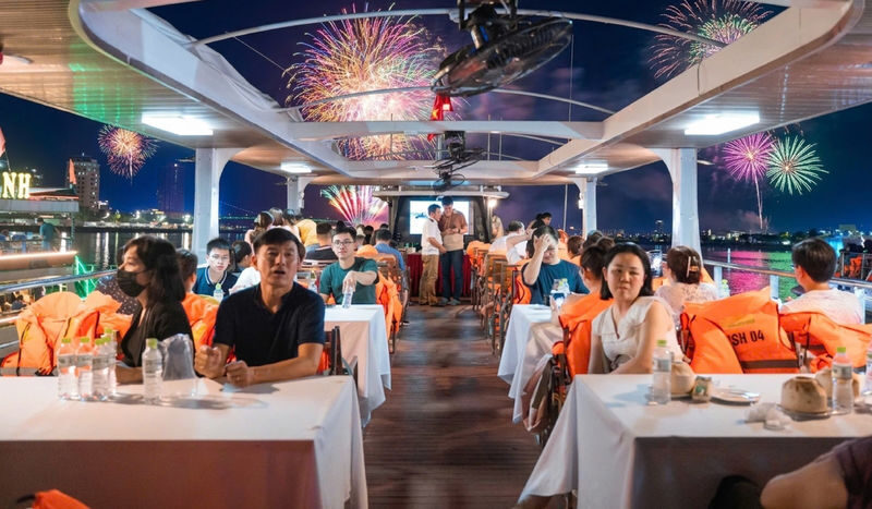 Han River Sightseeing and Dining Experience on 4U Cruise in Da Nang - Who should book the 4U Cruise?