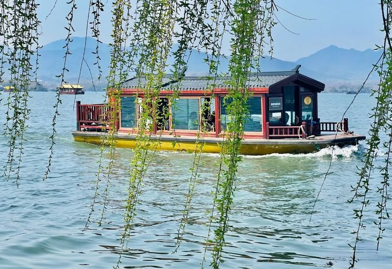 Hangzhou Leifeng Pagoda + West Lake Scenic Area Cruise Lake Tour (no island landing) Half-Day Tour - A short route built around West Lake’s best views