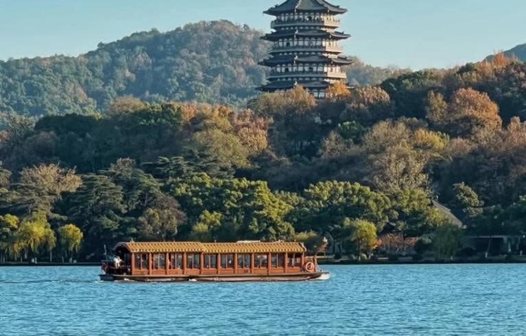 Hangzhou Leifeng Pagoda + West Lake Scenic Area Cruise Lake Tour (no island landing) Half-Day Tour - Su Causeway connects the lake to Leifeng Pagoda