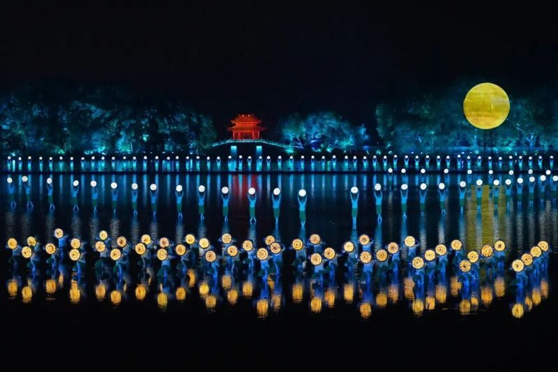 Hangzhou Night Tour: Impression West Lake (Ticket + Hotel Pick-up) - What the 55-minute performance feels like