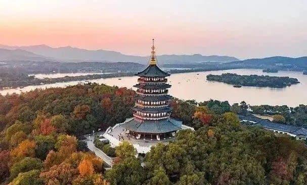 Hangzhou Private Guided Day Tour West Lake, Lingyin Temple - Lingyin Temple and Feilai Peak’s Buddhist carvings