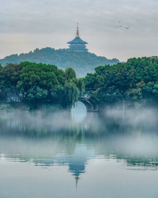 Hangzhou West Lake and Three Ponds Mirroring the Moon Half-Day Small Group Tour (including boat experience) - A short route through a very large lake