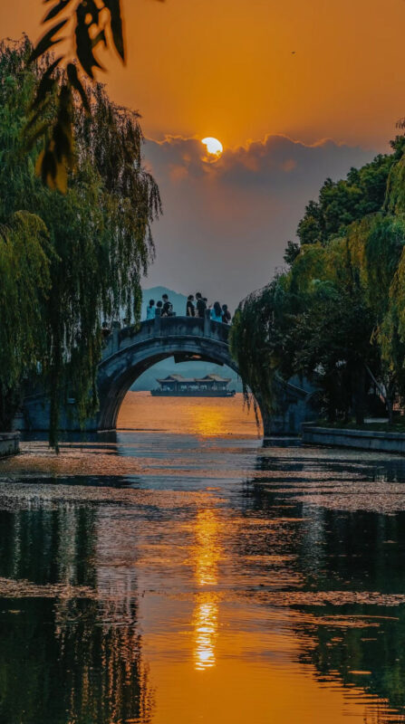Hangzhou West Lake and Three Ponds Mirroring the Moon Half-Day Small Group Tour (including boat experience) - Walking Su Causeway at a purposeful pace