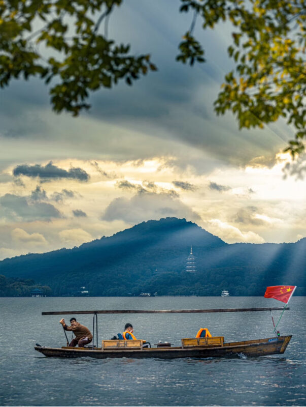 Hangzhou West Lake and Three Ponds Mirroring the Moon Half-Day Small Group Tour (including boat experience) - Taking a painted boat to Three Ponds Mirroring the Moon
