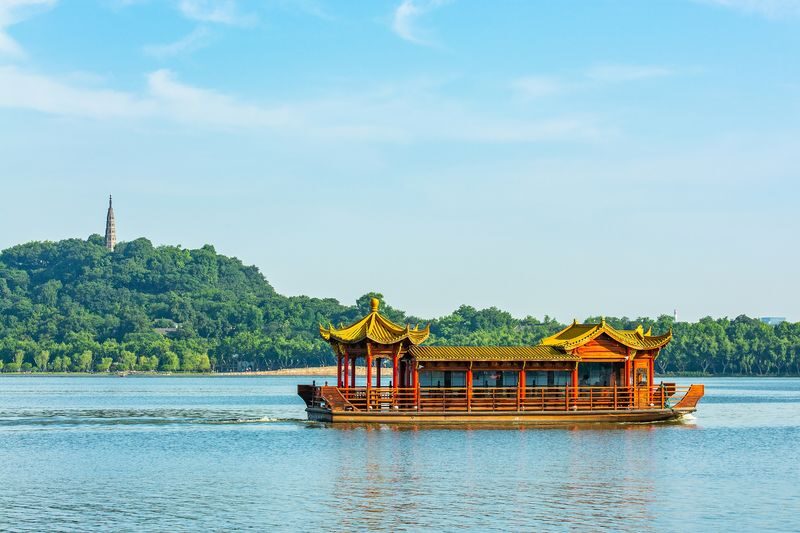 Hangzhou West Lake Cruise + Leifeng Pagoda + Su Causeway + Viewing Fish at Flower Pond Classic Half-Day Tour - Su Causeway and Flower Harbor