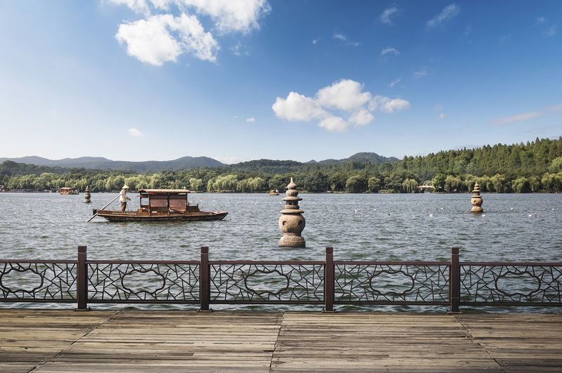 Hangzhou West Lake Cruise + Leifeng Pagoda + Su Causeway + Viewing Fish at Flower Pond Classic Half-Day Tour - What the pace feels like