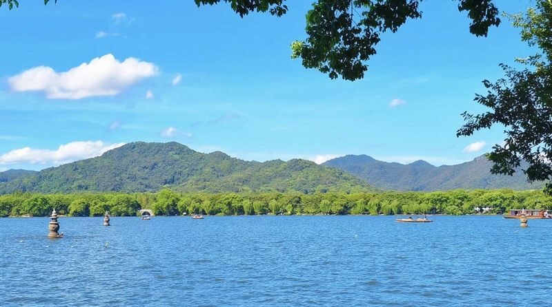 Hangzhou West Lake & Lingyin Temple Day Tour with Tickets - Leifeng Pagoda adds a view and a story
