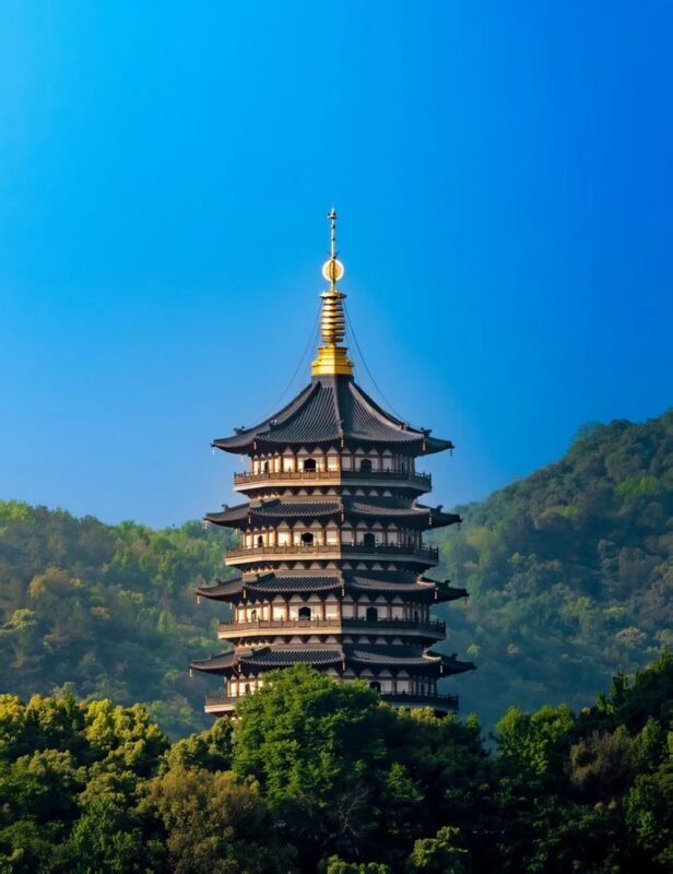 Hangzhou West Lake & Lingyin Temple Day Tour with Tickets - The guide can make a packed day feel coherent
