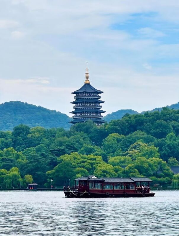 Hangzhou West Lake & Lingyin Temple Day Tour with Tickets - Transfers save planning, but can stretch the day