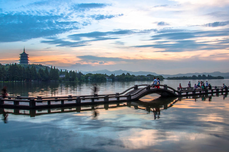 Hangzhou West Lake & Lingyin Temple Full-Day Historical Tour - West Lake sets the tone for the day