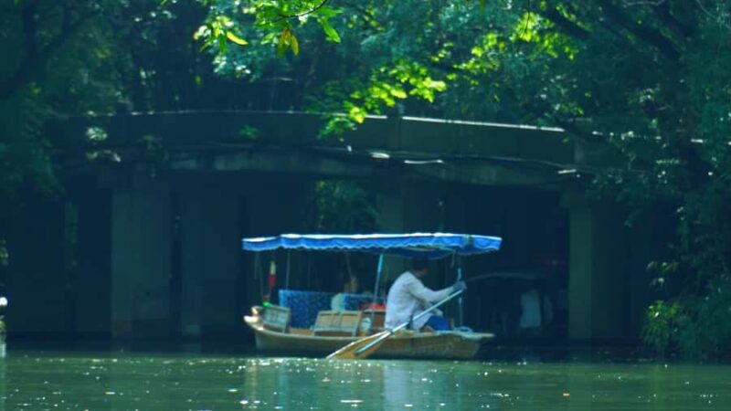 Hangzhou: West Lake Yuloh Boat with Local Guide - The Sum Up: Who is This Tour Best For?
