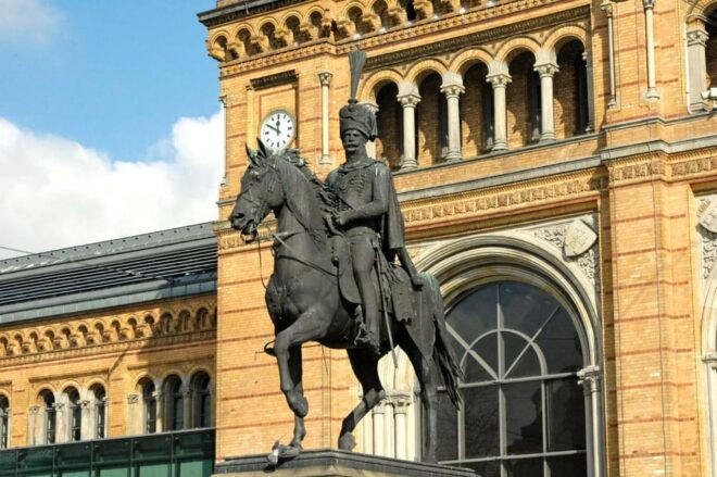 Hannover: Express Walk With a Local in 60 Minutes - Itinerary and Landmarks