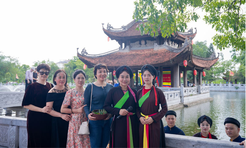 Hanoi Bac Ninh Full-Day Heritage Train Tour with Vintage Jeep - Exploring Co Loa Citadel