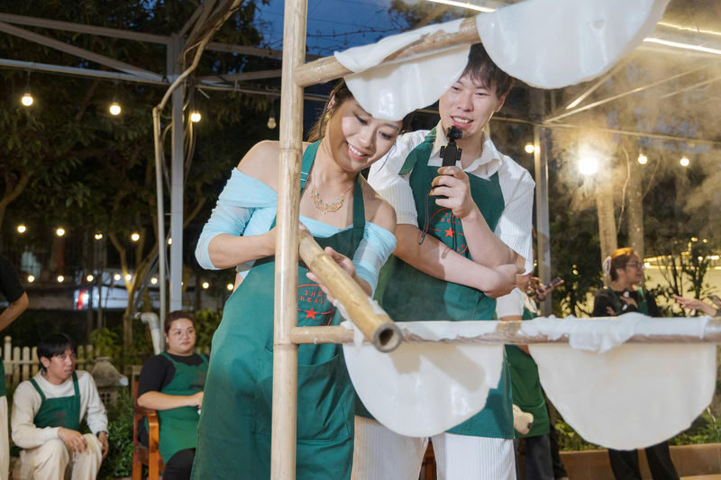 Hanoi Cooking Class with Local Market Tour & Rice Noodle Making - Eating in TOITOI VIETNAM’s garden kitchen