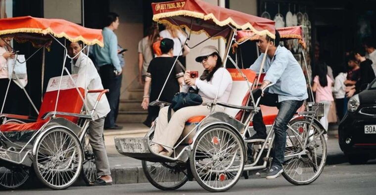 Hanoi: Cyclo the Old Quarter and Egg Coffee Tour - Visiting the Temple of Jade Mountain