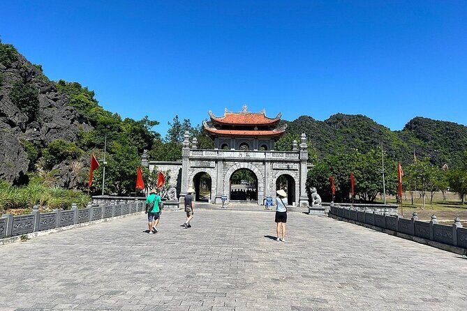 Hanoi: Deluxe Tour to Hoa Lu Ancient Capital, Tam Coc Boat Trip - Return to Hanoi