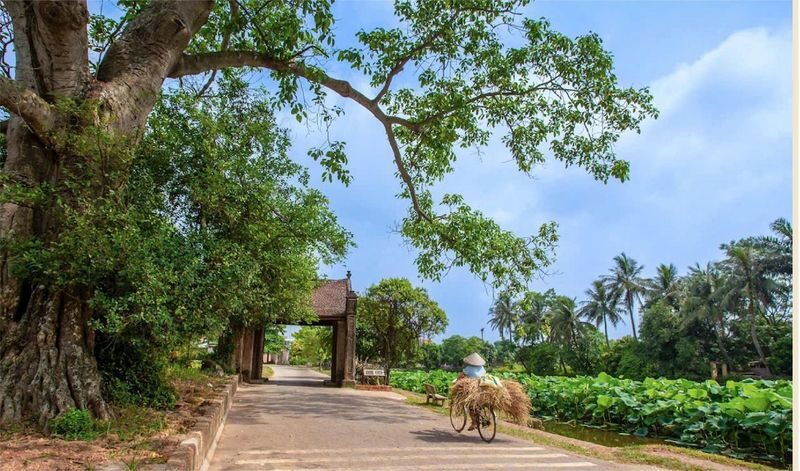 Hanoi Duong Lam Ancient Village Full-Day Tour with Jeep - Temples linked to two famous kings