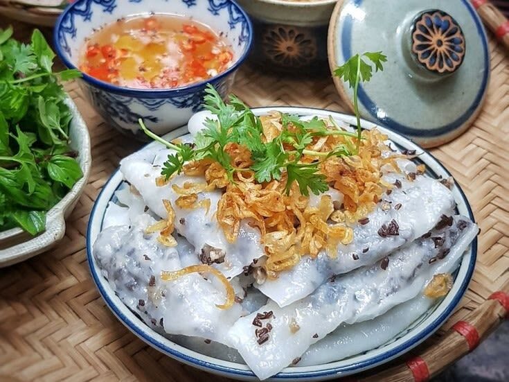 Hanoi Electric Scooter Food Tour & Train Street Experience - Street food with a guide at your side
