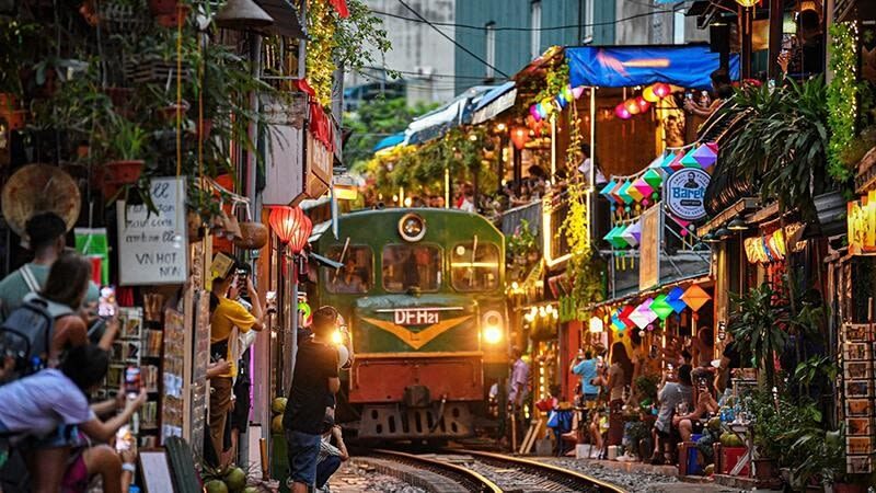 Hanoi Electric Scooter Food Tour & Train Street Experience - Afternoon ride or Hanoi after dark?