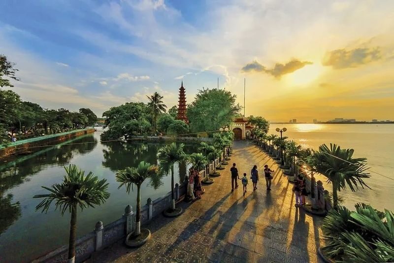 Hanoi Exclusive Craft Beer Bus: Cultural Sightseeing City Tour - Ho Chi Minh Mausoleum: a significant final stop