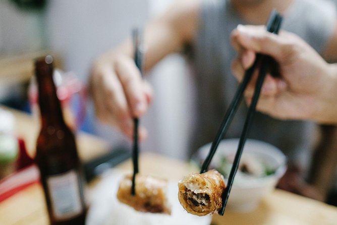 Hanoi Food Lovers Walking Tour: Street Food Experience With 5 Food Stops - Guides Performance