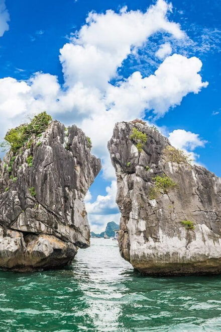 Hanoi: Full-Day Halong Bay, Cave, Island, Swim, & Kayak Tour - Traditional Junk Cruise