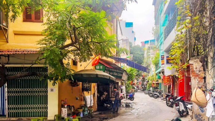 Hanoi: Guided Food Tour With Train Street Visit - Experiencing the Iconic Train Street