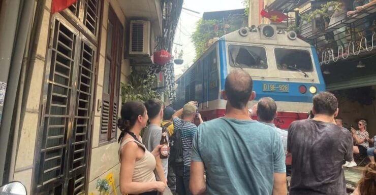 Hanoi: Guided Street Food Walking With the Train Street - Delicious Street Food Highlights