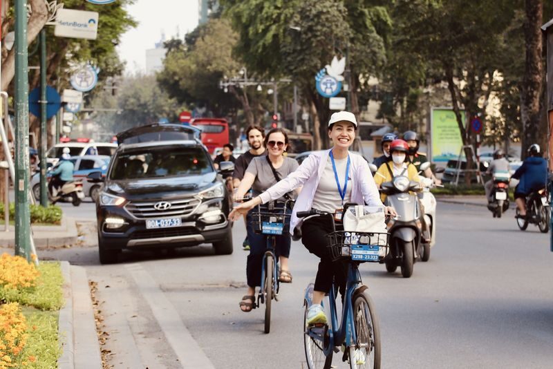 Hanoi Half-Day Historical Bike Tour with Food Tasting - A city tour that puts you in the traffic