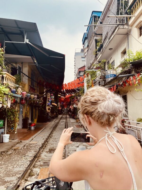 Hanoi Half-Day Historical Bike Tour with Food Tasting - Hoa Lo Prison Museum: a sobering first lesson