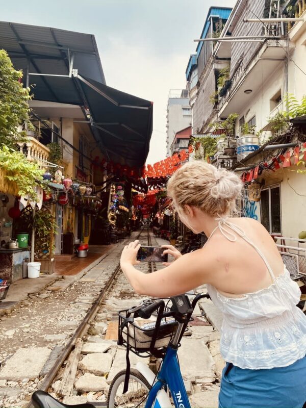 Hanoi Half-Day Historical Bike Tour with Food Tasting - What your guide adds to the ride