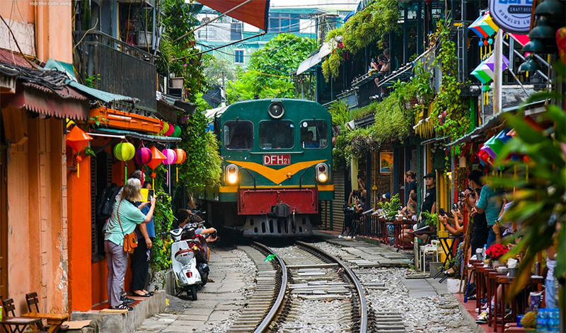 Hanoi Heritage Tour by E-Bike or Car:Hoa Lo Prison, Imperial Citadel - Car or e-bike: choose your way around