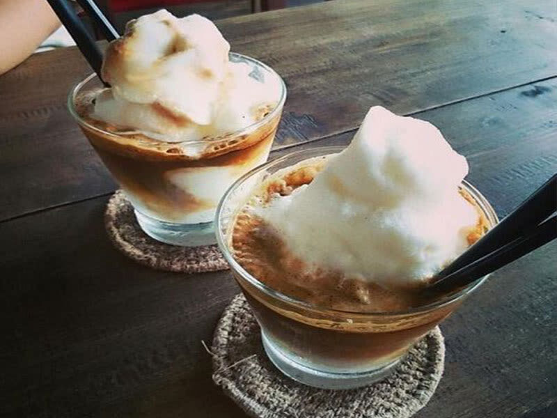 Hanoi History Coffee Tour - What the guide adds to the experience