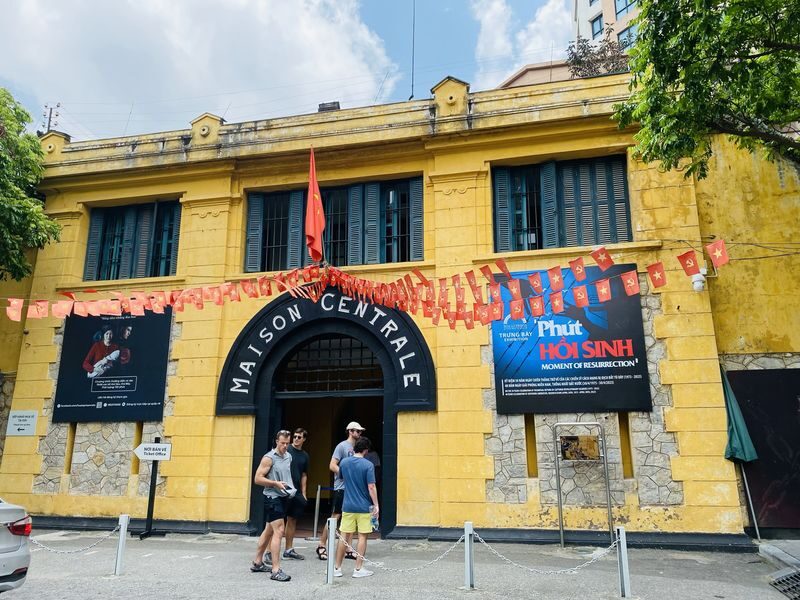 Hanoi: Hoa Lo Prison & Cho Gioi Historical Half-Day Tour - Why the guide can make the difference