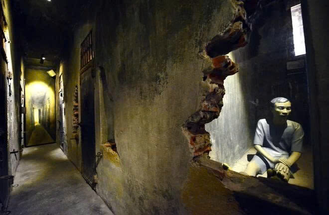 Hanoi Hoa Lo Prison Half-Day Historical Tour - The guide shapes the experience