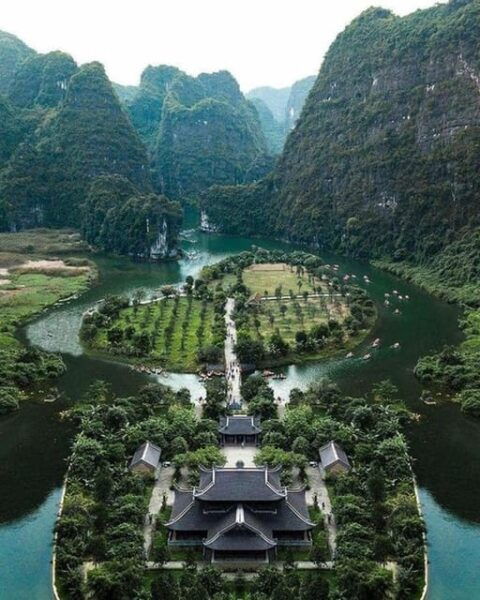 Hanoi: Hoa Lu, Trang an and Mua Cave Luxury Tour With Lunch - Dining Experience