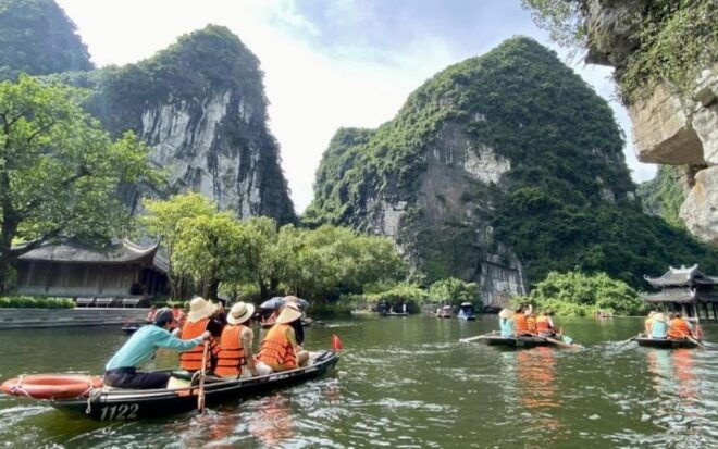 Hanoi - Hoa Lu - Trang an - Hang Mua 1 Day Tour Limobus - Pickup Information